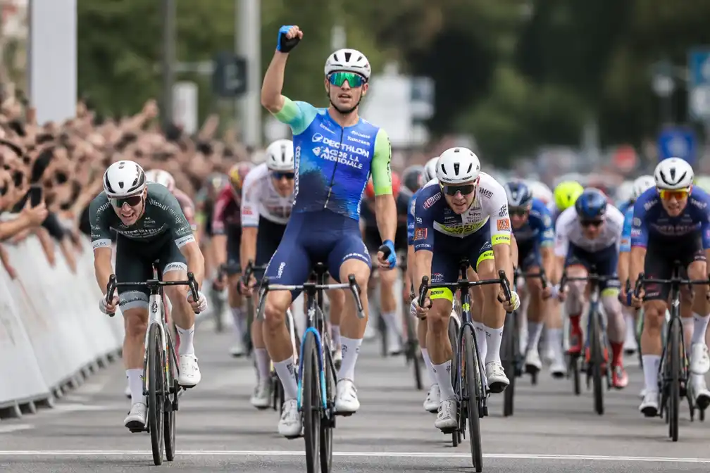 Olav Kooij wint Sparkassen Münsterland Giro en boekt zevende zege van het seizoen