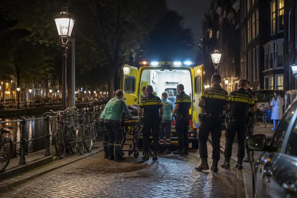 Man neergestoken op Kloveniersburgwal in Amsterdam, politie zoekt gevluchte verdachte