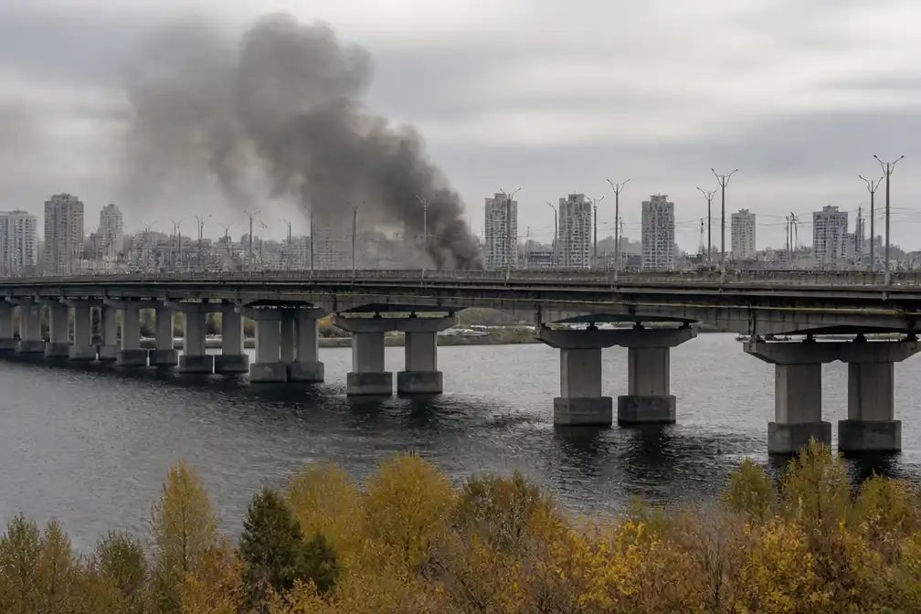 Russische drone treft brug in Kyiv tijdens bezoek bondskanselier Merz