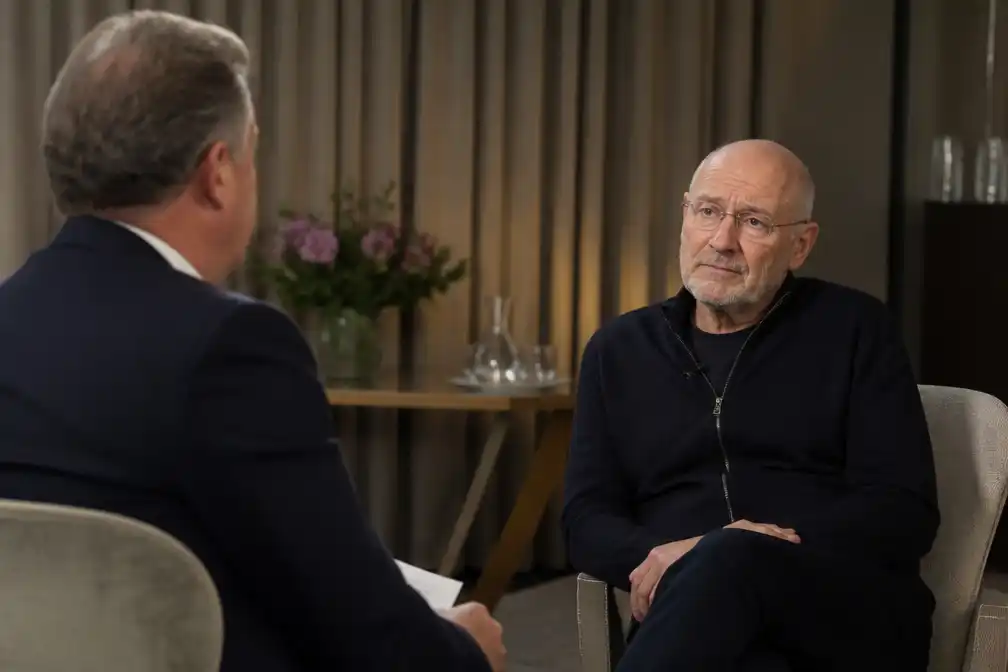 Phil Collins betreurt mislukte huwelijken, maar koestert 'vijf geweldige kinderen'