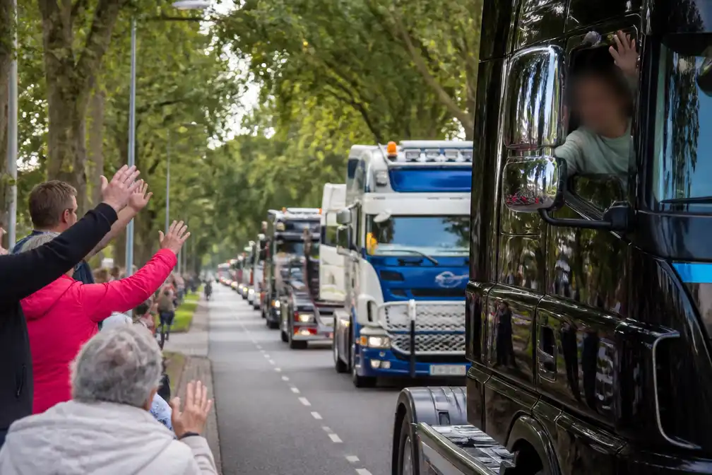Zeventig trucks en tachtig bijrijders bij Truck Run Hof van Twente