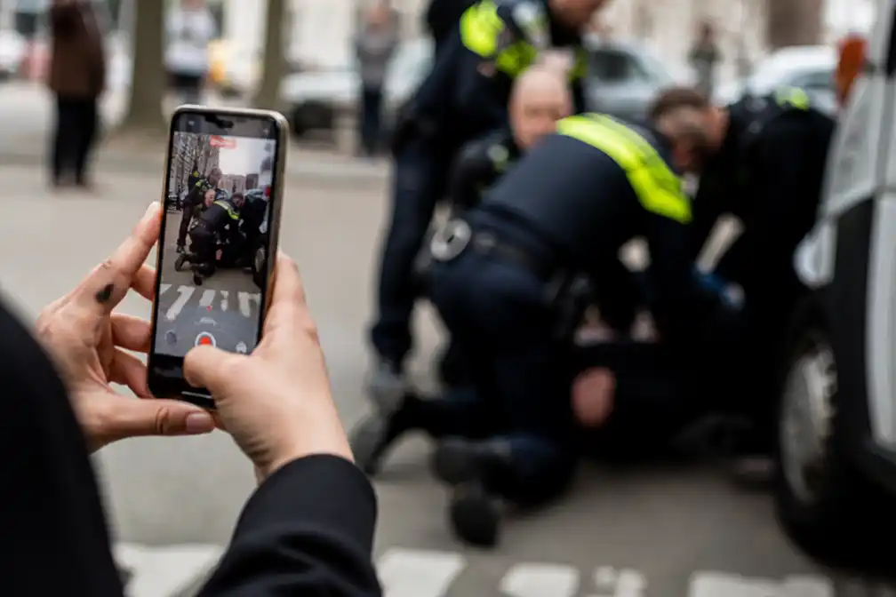 Rotterdammer Alfredo (51) overlijdt na arrestatie; AD toont filmpje na afweging
