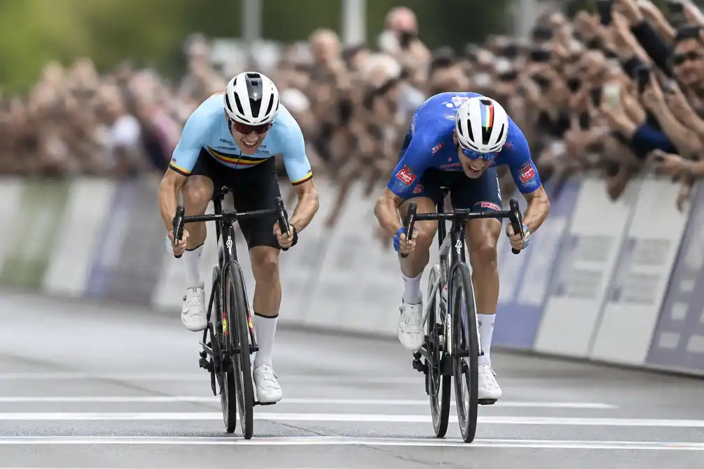 Evenepoel pakt Europese wegtitel na millimetersprint tegen Ciccone