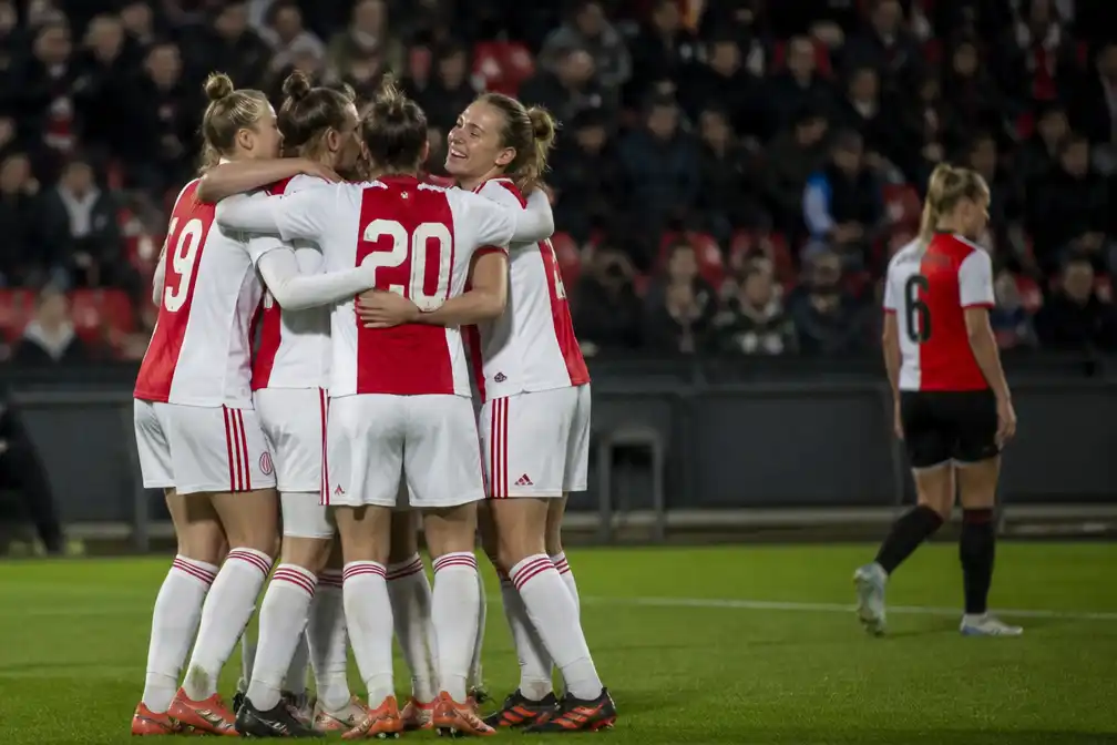Ajax en PSV winnen uitduels in Vrouwen Eredivisie; Ajax klopt Feyenoord met 4-1