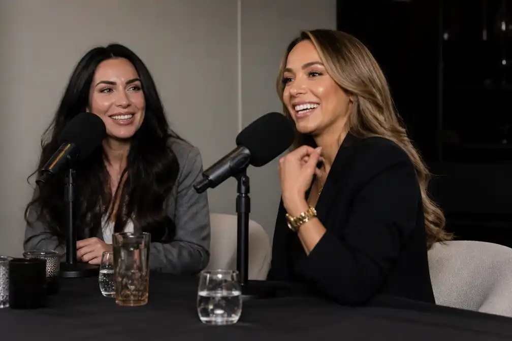 Elbaz en Tailor keren met podcast Geen Filter terug in theater met kerstshow