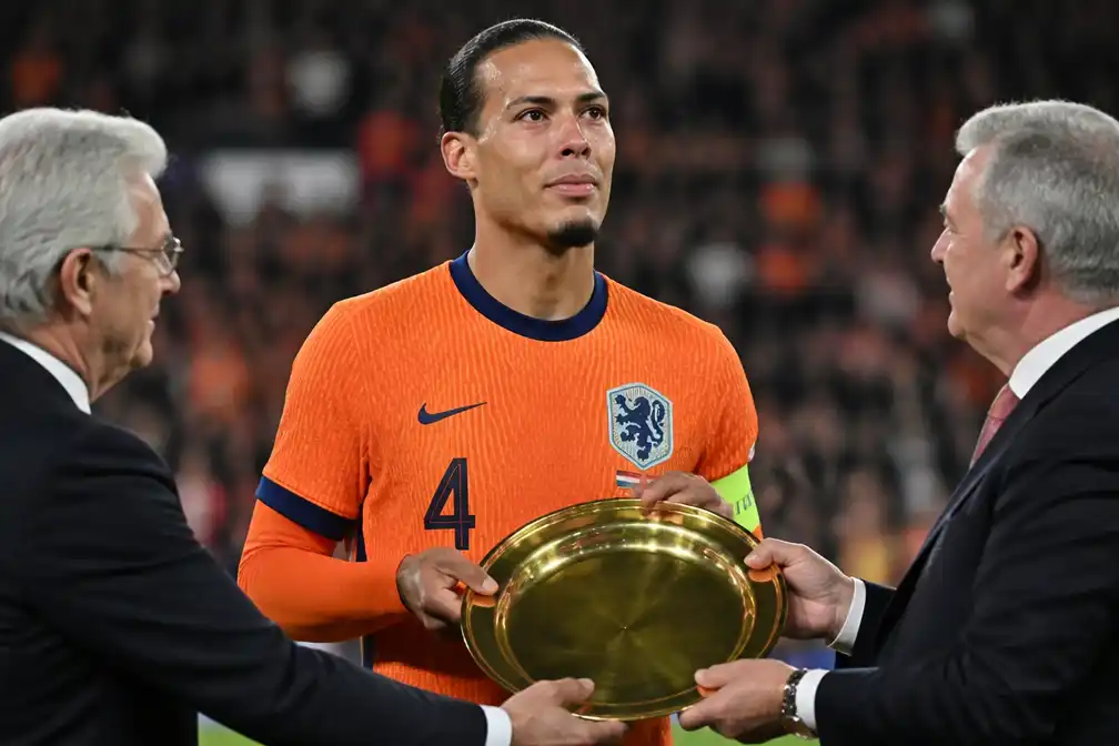 Van Dijk emotioneel bij 100ste interland, Oranje verslaat Servië met 2-1