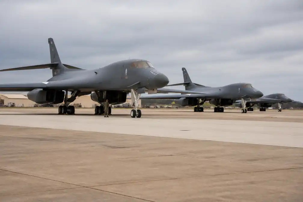 VS halen alle bommenwerpers weg van RAF Fairford na vermoedelijk verijdelde aanslag