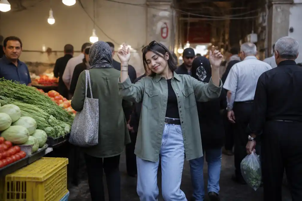 Iraniërs protesteren met sarcastisch dansje tegen dure boodschappen