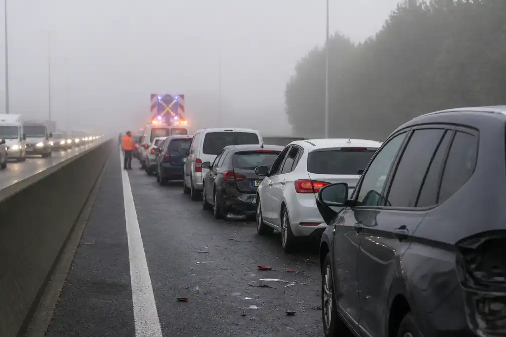 Kettingbotsing met negen voertuigen in dichte mist op E19 bij Kontich