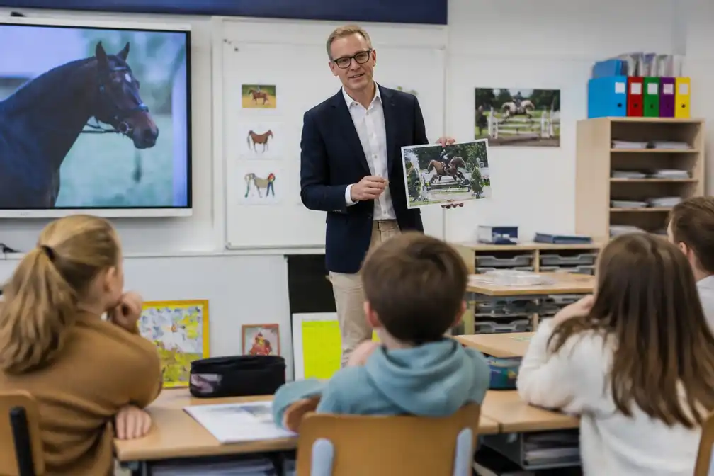 Ben Weyts geeft eerste paardenles in Waregem in aanloop naar EK Jumping 2027