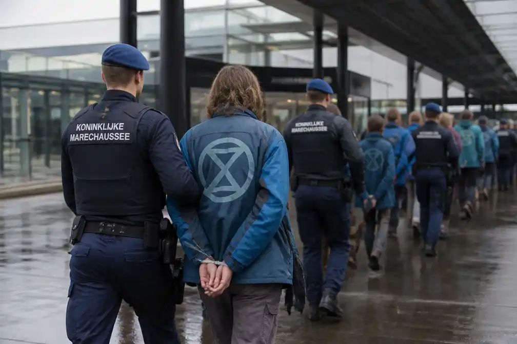 Koninklijke Marechaussee houdt 31 Extinction Rebellion-demonstranten aan op Schiphol