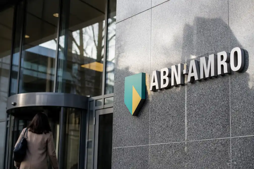 Ontslag ABN Amro om 500 thuiswerkdeclaraties tijdens ziekte terecht, wel transitievergoeding