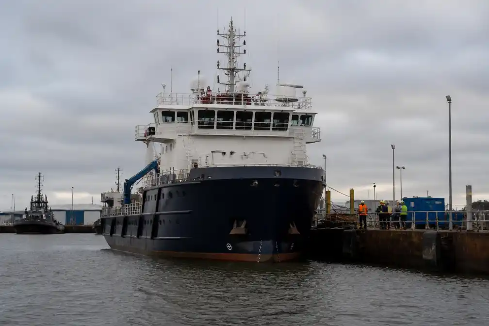 Lek in schip Nautilus gedicht na dreigend zinken in Eemshaven
