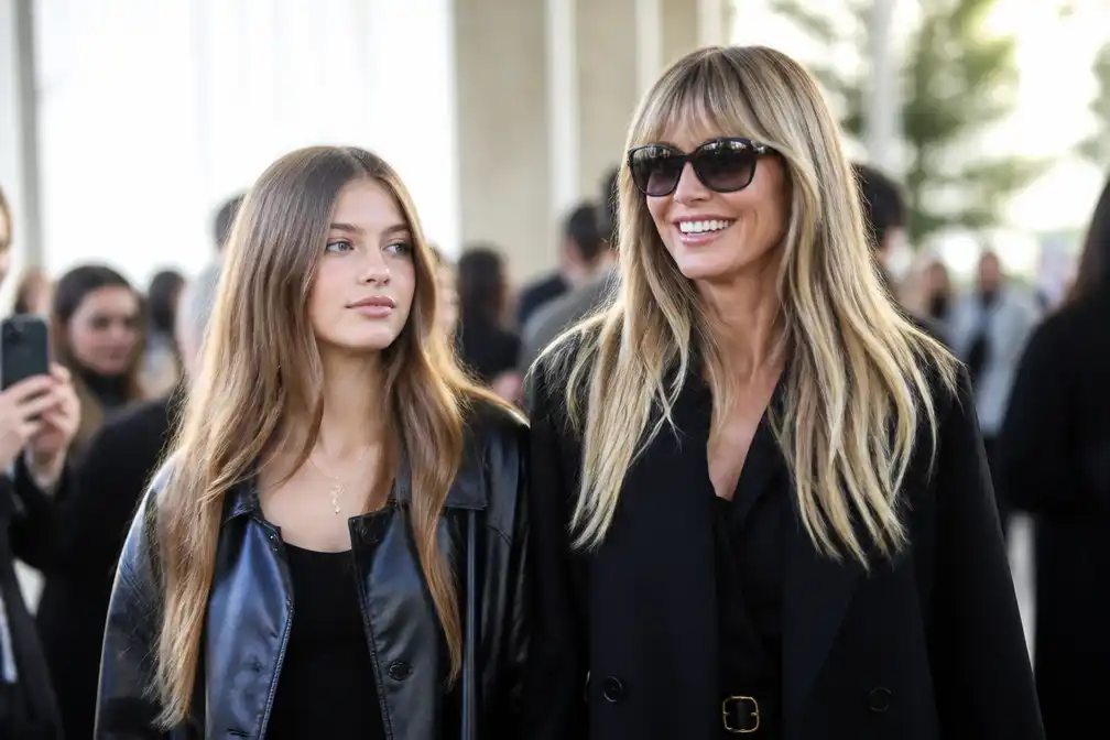 16-jarige dochter Lou Samuel van Heidi Klum debuteert op Paris Fashion Week