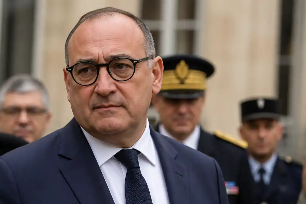 Franse minister Nunez verdedigt politieoptreden bij schoolprotesten; waakhond onderzoekt tien incidenten