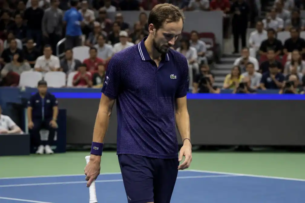 Medvedev verliest 195.000 euro en 200 ATP-punten na diskwalificatie in Peking