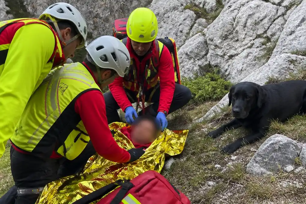 Labrador leidt redders naar zwaargewonde Oostenrijker na val van 20 meter