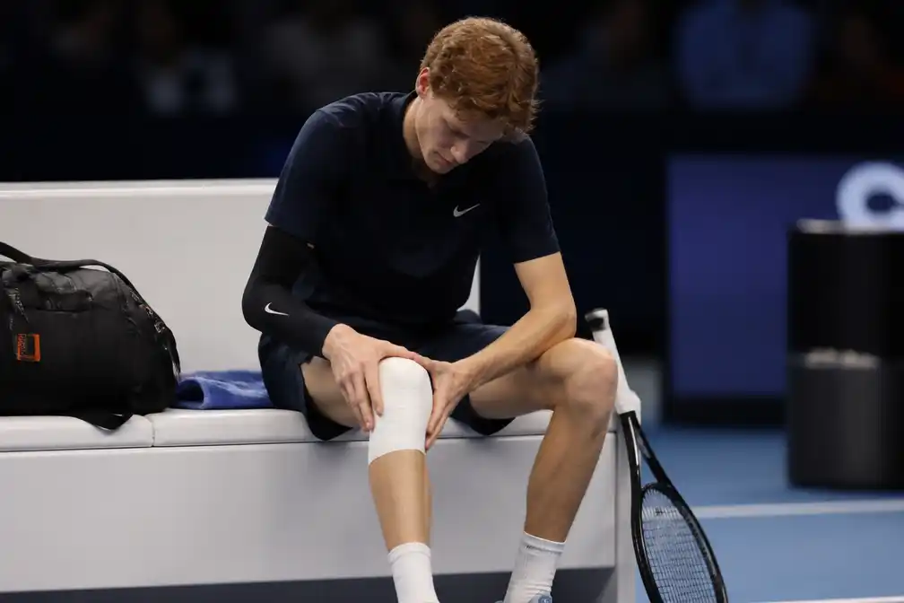 Wereldnummer één Jannik Sinner beëindigt tennisseizoen 2026 door knieproblemen