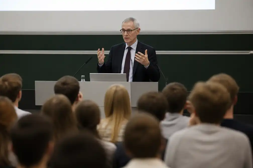 Vandenbroucke geeft openingscollege aan UGent: "Elk misbruik is fout"