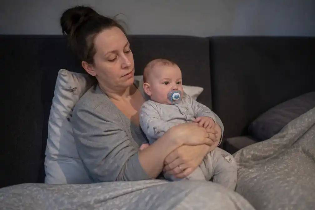Moeder houdt zoon al zeven maanden rechtop uit vrees voor verstikking