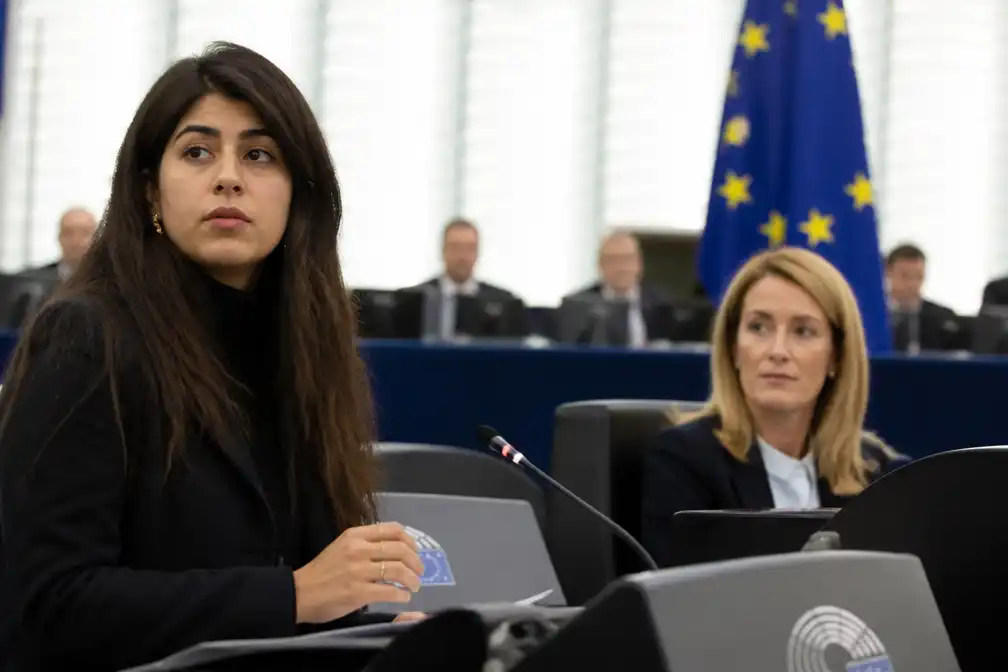 Europarlementslid Rima Hassan onder vuur om neergehaalde vlaggen bij 7 oktober-tentoonstelling