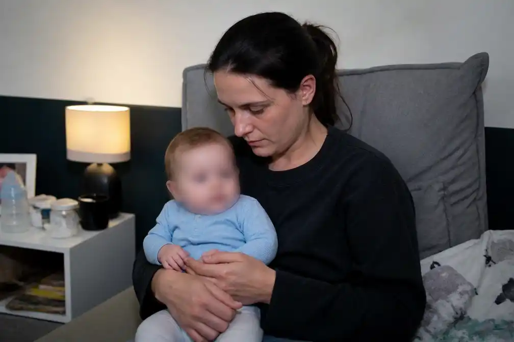 Moeder houdt baby al zeven maanden rechtop uit angst voor verstikking