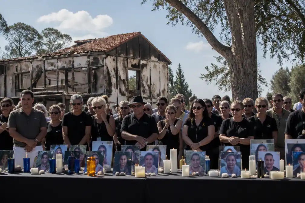 Herdenking in Kfar Aza, drie jaar na de Hamas-aanval van 7 oktober