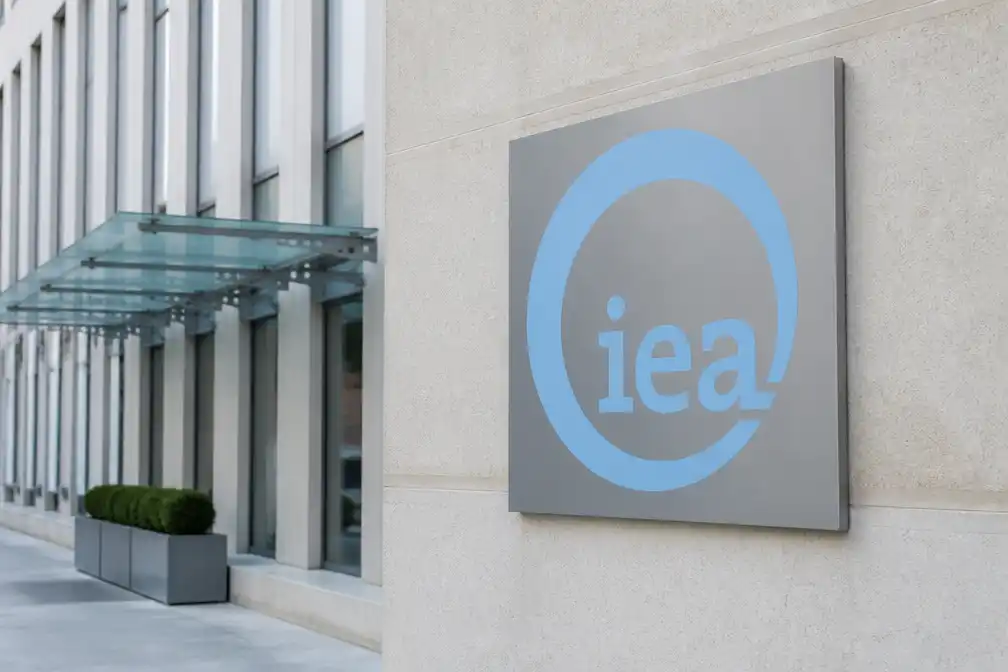 IEA-landen geven beloofde olievoorraden sneller vrij na recorddieselprijzen