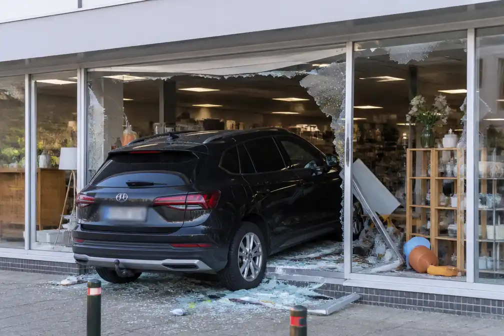 Man (79) rijdt per ongeluk vitrine van Kringwinkel Middelkerke binnen