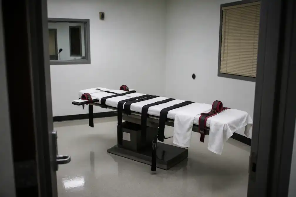 Christa Pike bij kennis en sprekend na mislukte executie in Tennessee
