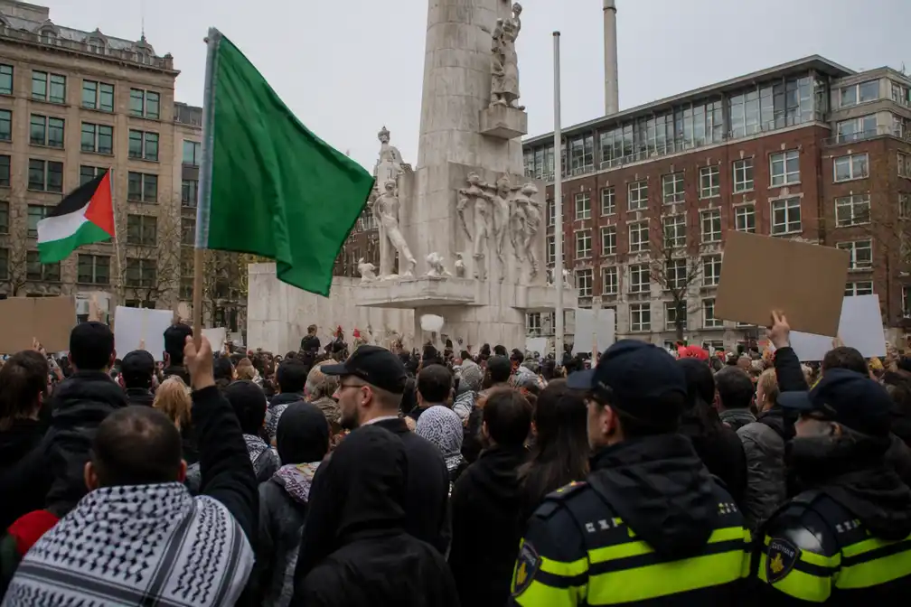 Halsema en politiechef veroordelen 'steun voor Hamas' bij betoging op de Dam
