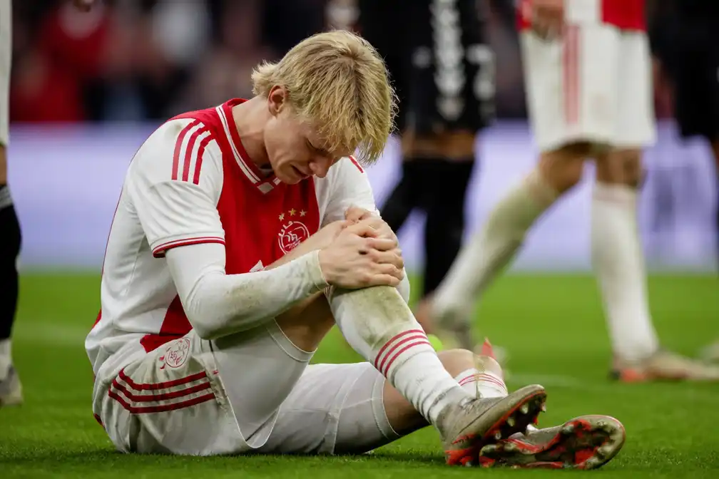 Zware knieblessure onderbreekt comeback Kasper Dolberg bij Ajax