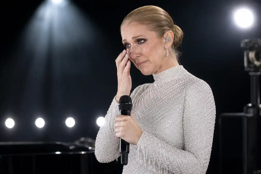 Céline Dion valt op podium en vergeet tekst tijdens concert in Parijs