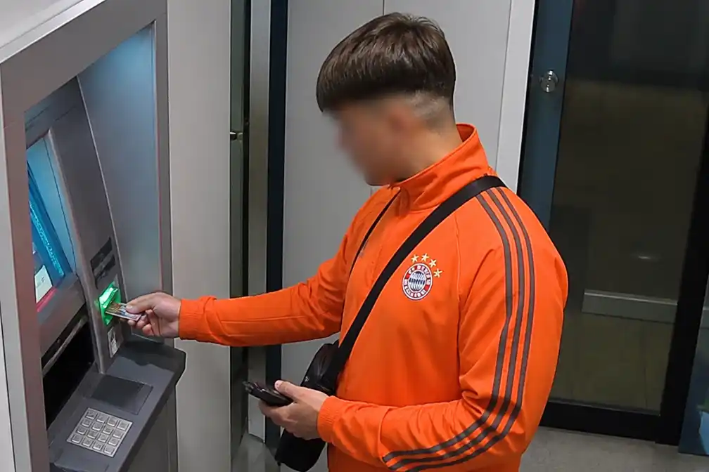 Politie zoekt man in opvallende oranje Bayern München-jas na oplichting in Lievegem