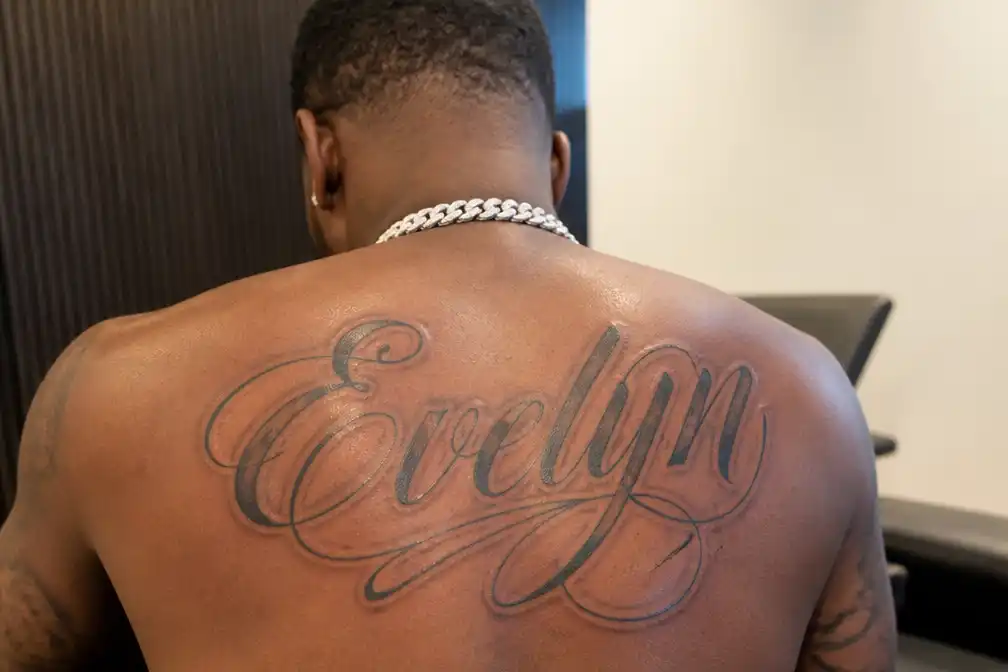 Rapper Frenna laat naam van overleden moeder Evelyn op zijn rug tatoeëren