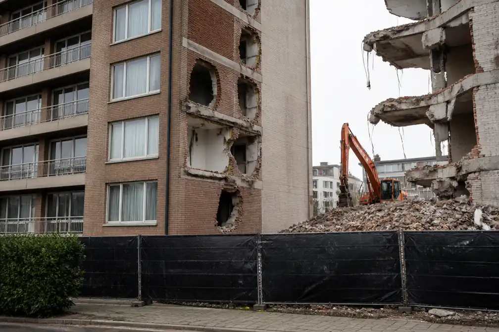 Gaten in muur door sloopwerken: appartementsgebouw ontruimd, 25 bewoners opgevangen