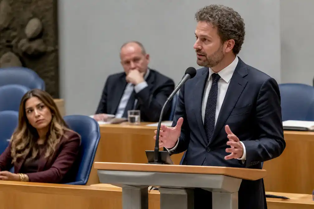 Berendsen noemt Rusland vijand na aandringen van de oppositie