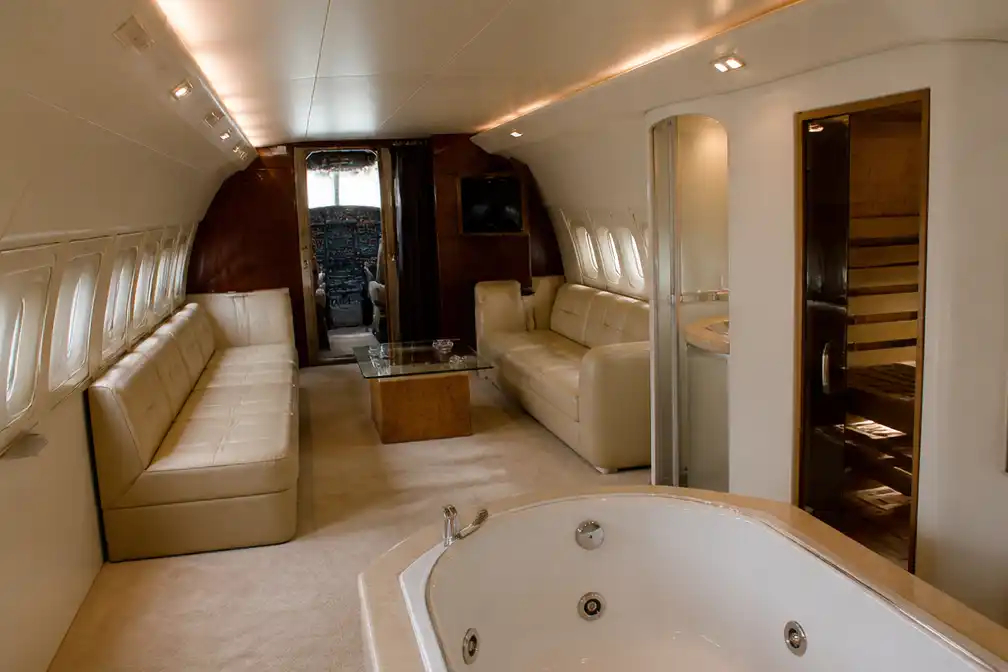 Nederlandse zakenman koopt oud DDR-regeringsvliegtuig met luxe suite en jacuzzi