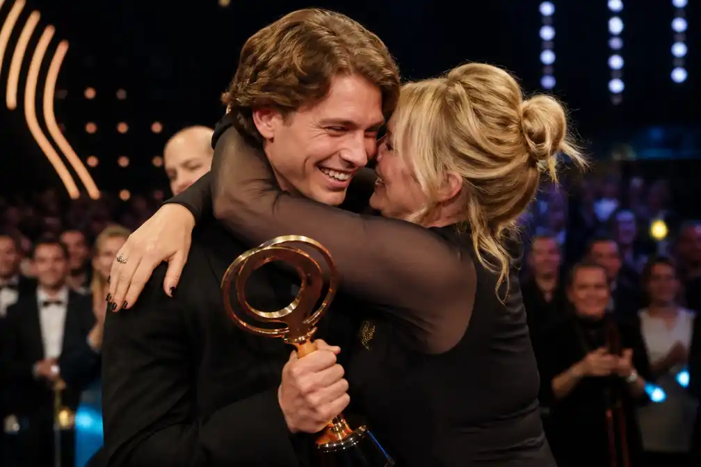 Daan Alferink wint Televizier-Ring Talent, Roos Reedijk vliegt hem in de armen