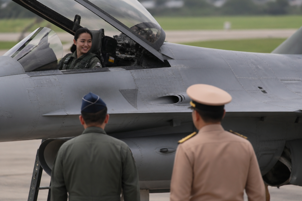 Thaise koningin Suthida vliegt voor het eerst alleen in gevechtsvliegtuig