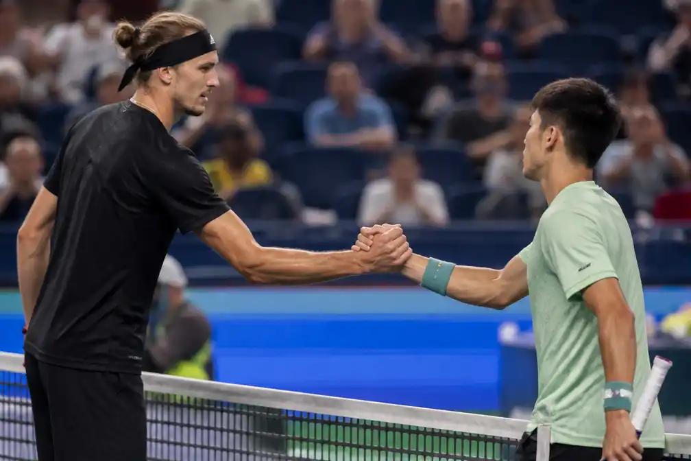 Zverev verslaat Wu Yibing en bereikt derde ronde in Shanghai