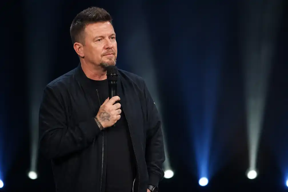 Johnny de Mol deelt levensverhaal in theatershow na aansporing van overleden zus Daniëlle