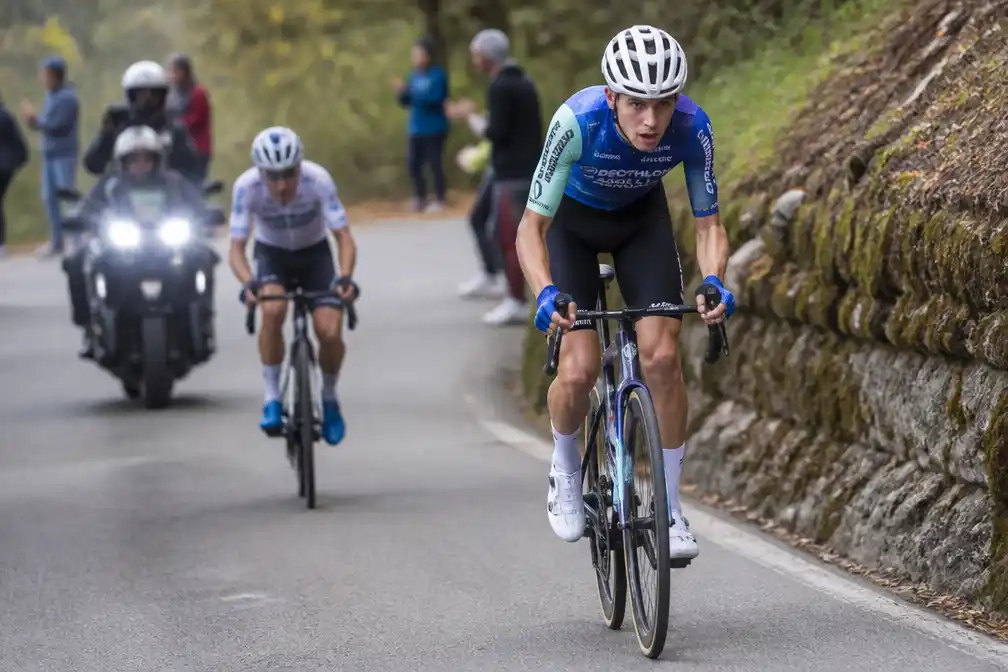Paul Seixas (20) wint Ronde van Lombardije op de Civiglio, Evenepoel moet lossen