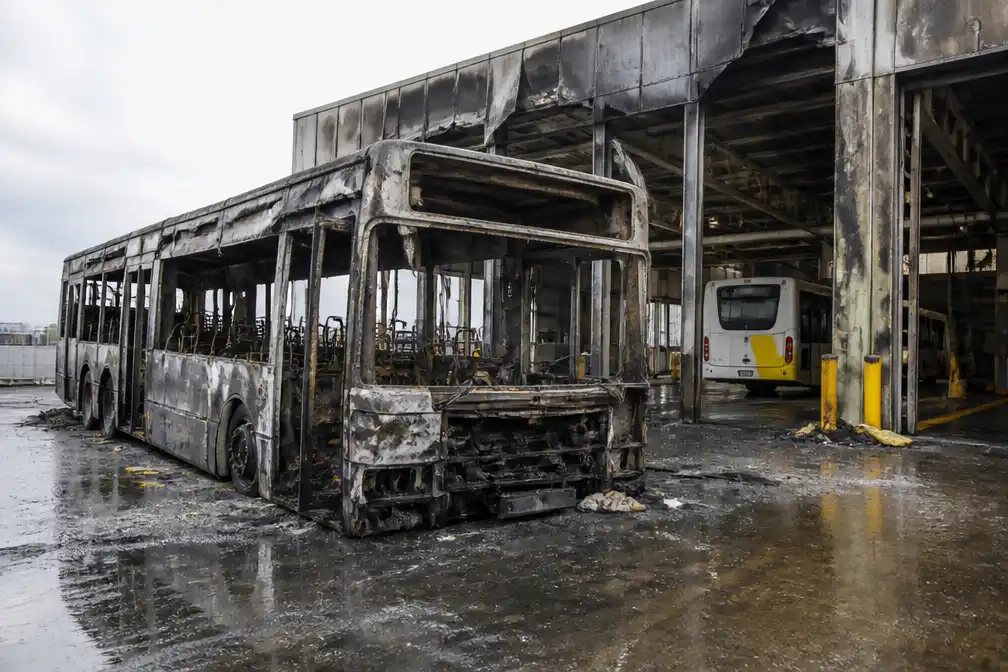 Bus van De Lijn brandt uit in stelplaats Oudenaarde, garage zwaar beschadigd