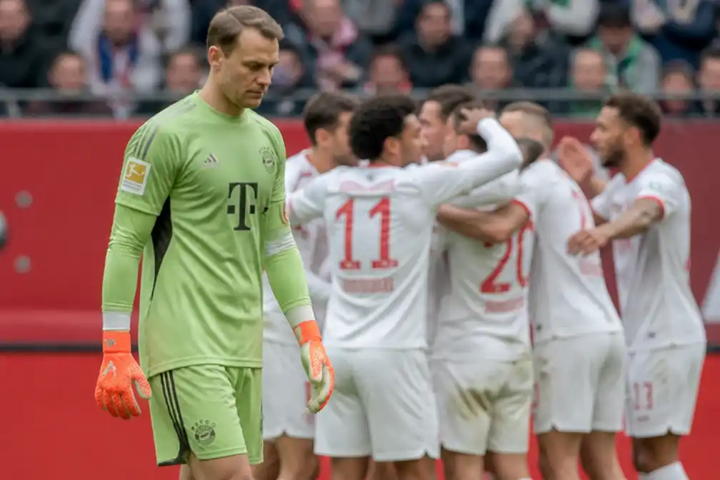 Bayern speelt 2-2 bij Augsburg na blunder Neuer en snelste tegendoelpunt