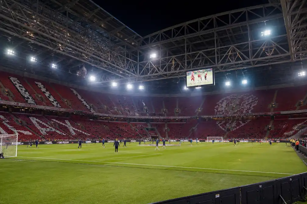 Ajax ontvangt NEC met Mokio en Amrabat op het middenveld
