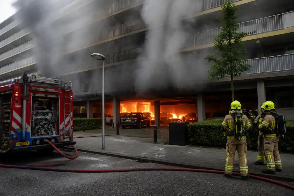 Vijf auto's verwoest bij brand in parkeergarage Rotterdam, tientallen ontruimd