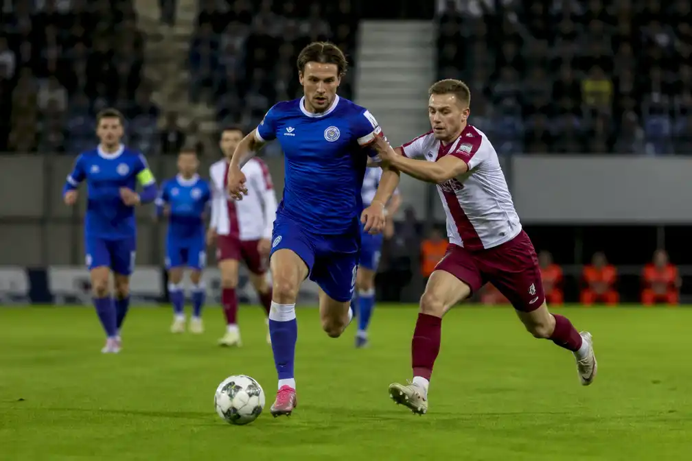 AA Gent blijft ongeslagen na late zege tegen tienkoppig Zulte Waregem