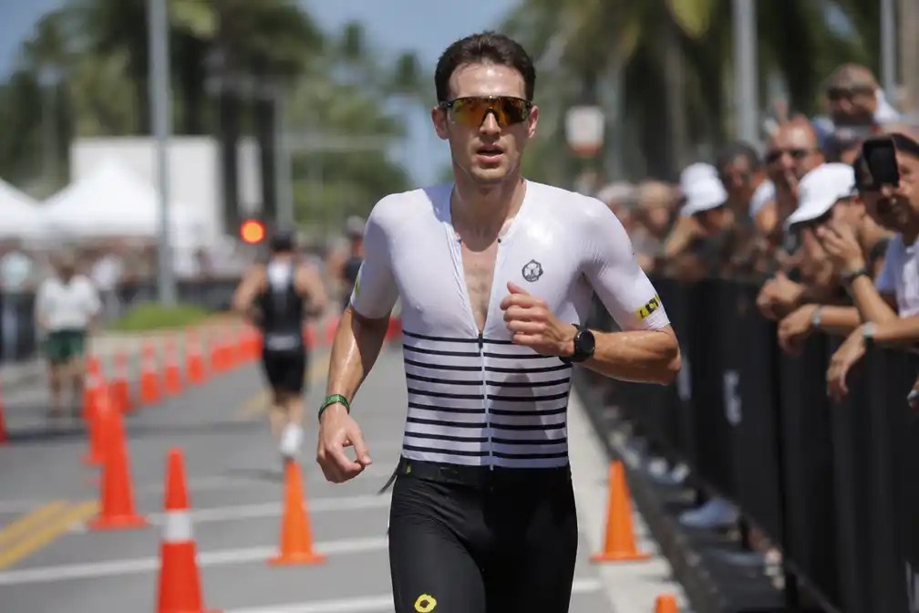 Marten Van Riel wordt 36ste bij debuut op WK Ironman in Hawaï, Vincent Luis wint