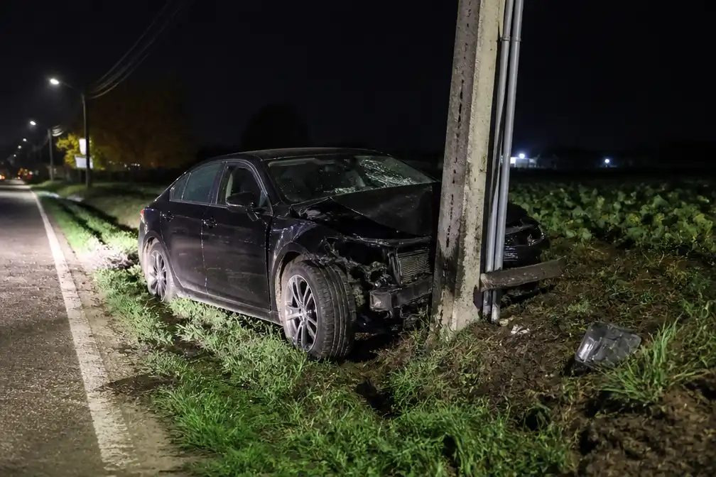 Auto knalt op elektriciteitspaal in Hollebeke, twee twintigers ongedeerd